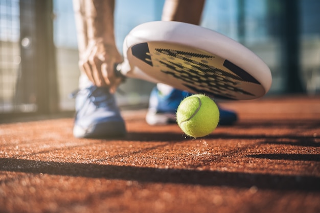 Foto sportivo giocando a padel