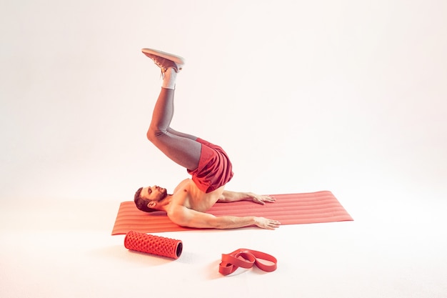 Sportsman train abdominal muscles on fitness mat