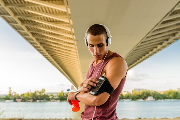 Foto sportivo con una fascia da braccio