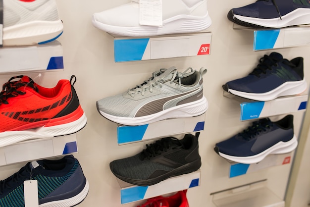 Sportsneakers laten lopen op een plank in een schoenenwinkel