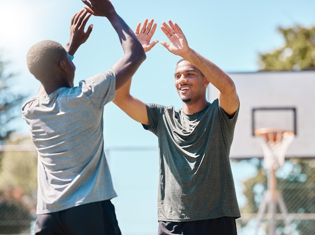 Sportsucces teamviering en basketbalspeler vieren fitness-uitdagingsspel of competitiewinst Partnerschapsteamwerkwinnaar en Afrikaanse atleet blij met prestatie van trainingsoefening