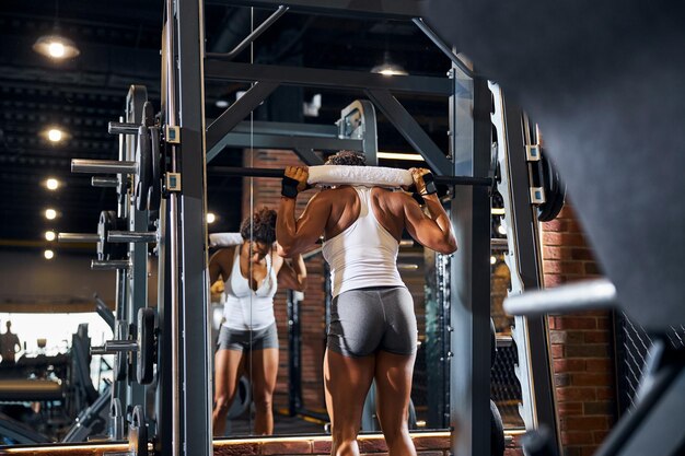 Photo sportswoman getting ready for the strength workout