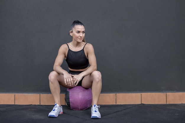 Sportiva che fa una pausa durante l'allenamento