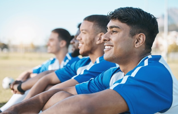 Sportteamwerk en voetbal met mannen op het veld voor trainingsuitdaging en kampioenschapsspel Training gezondheid en doel met een groep mensen in het voetbalstadion voor solidariteitsondersteuning en atleet