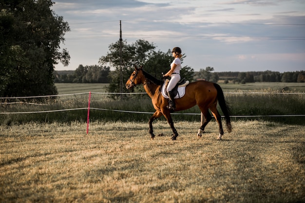 Sporttraining op zomeravond. Actieve recreatie.