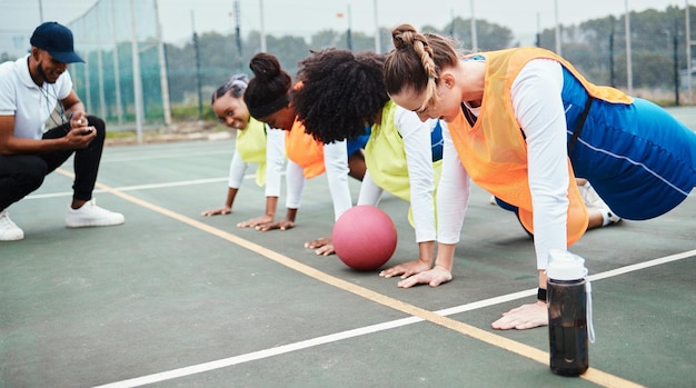 Foto sporttrainingscoach en korfbalteam oefenvloer push-up en lesgeven in fitness voor atleten of meisjes gezondheidstrainer prestatietraining en docentcoaching groepsoefening of uitdaging