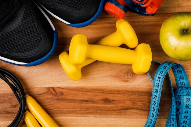 Sportuitrusting op een houten tafel gewichtsverlies en lichaamsbeweging concept
