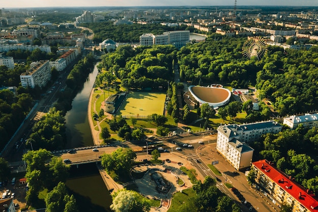 Sportveld en sportcomplex in het gorky park van de stad in minsk, voetbalveld en hockeycomplex in de stad minsk, wit-rusland.