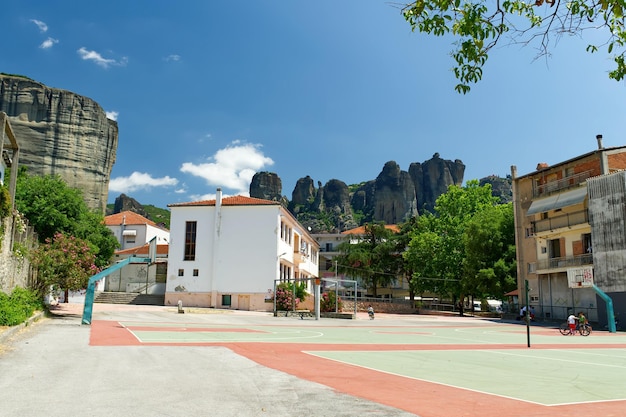 Sportveld met uitzicht op de bergen Griekenland meteora