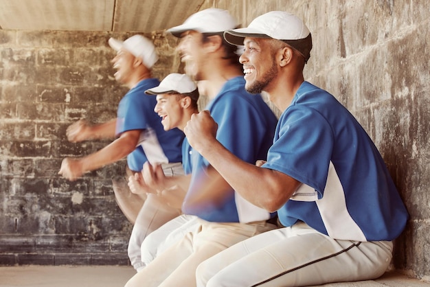 Sportviering Honkbalwinnaar en team vieren speloverwinning Competitiewinst of punt uit dug-out Winnend motivatiepartnerschap of softbalspeler enthousiast na fitnesstraining of teamwerk