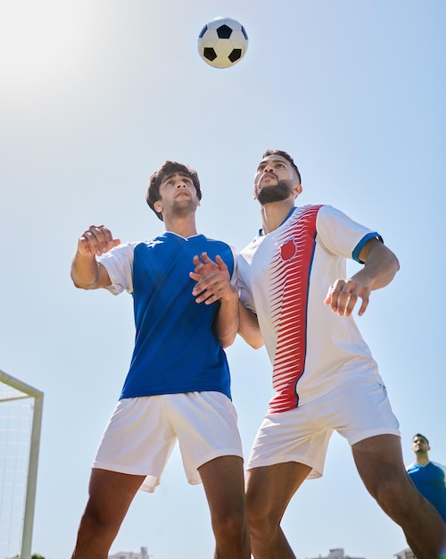 Sportvoetbal en atleten die een trucje doen met de bal op een veld voor een wedstrijdtraining of oefening Fitnessvoetbal en mannen die een wedstrijd spelen op een competitietoernooi of kampioenschap op een veld