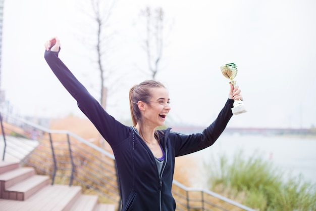 Foto sportvrouw die een trofee houdt