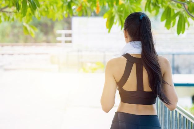 Sportvrouw die zich ontspant nadat ze buitenshuis een gezonde levensstijl heeft uitgeoefend, mensen met kopieerruimte