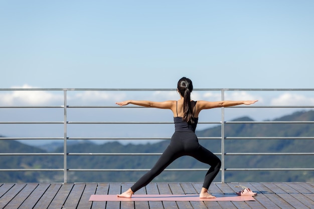 Sportvrouw doet yoga met de berg.