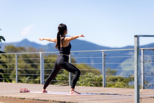 Sportvrouw doet yoga op de berg.