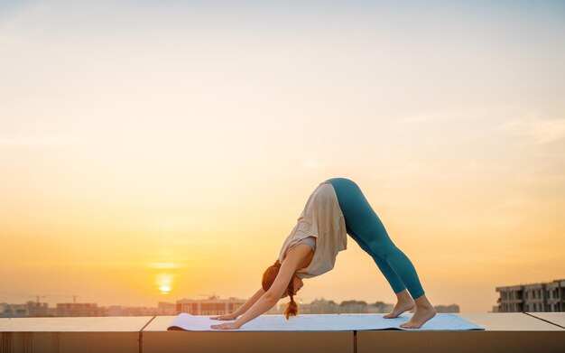 Sportvrouw doet yoga