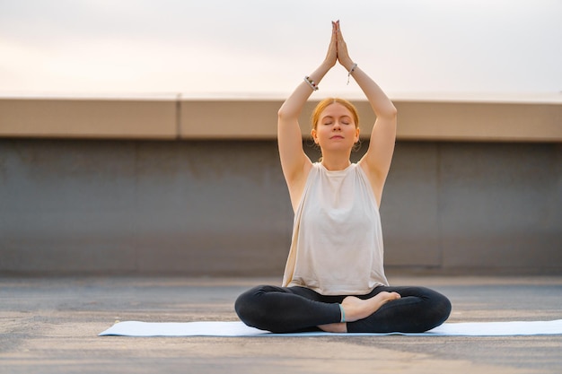 Sportvrouw doet yoga