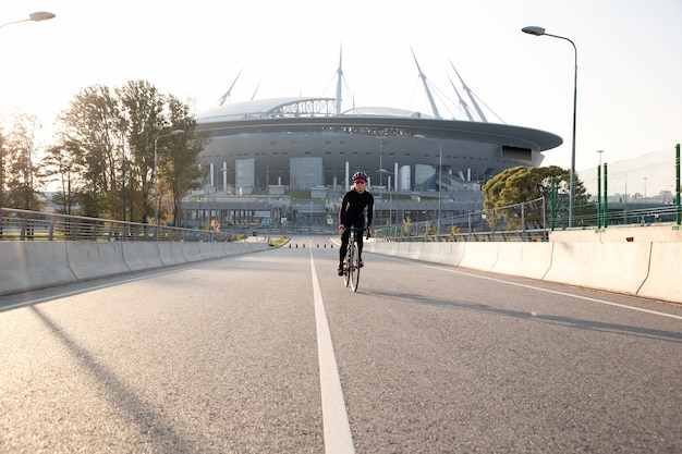 Sportvrouw fietst bij zonnig weer