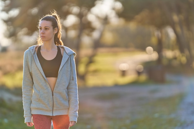 Sportvrouw kijkt naar de zijkant met zonnevlam en kopieer ruimte