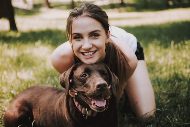 Sportvrouw met haar hond in Green City Park