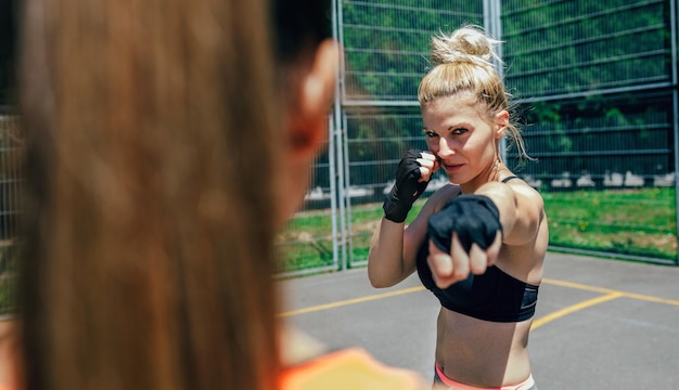 Sportvrouw traint boksen met haar trainer