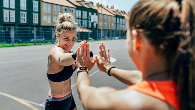 Sportvrouw traint boksen met haar trainer