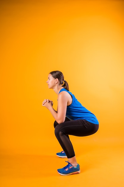 Sportvrouw voert squats zijaanzicht