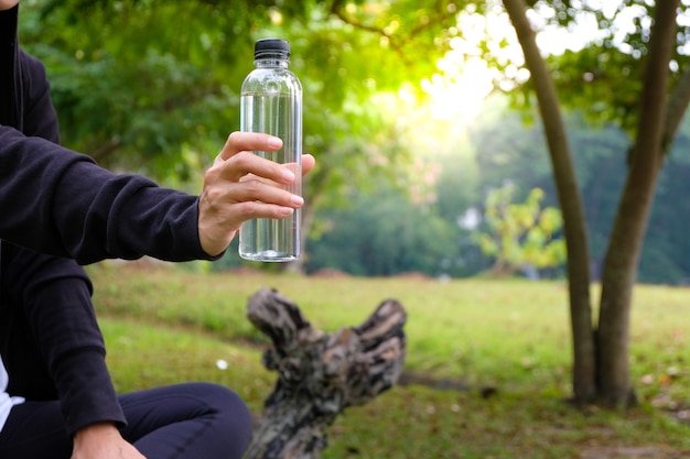 Sportvrouw wat water drinken uit een fles na de training.