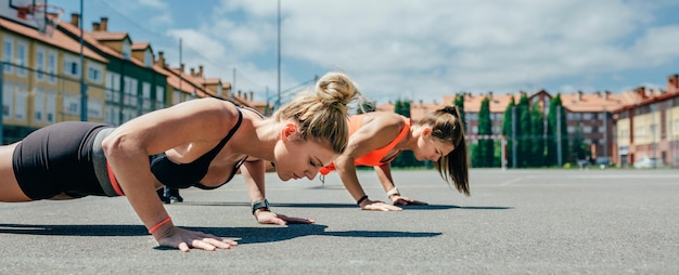 Sportvrouwen doen push-ups