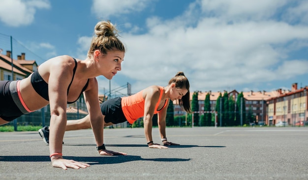 Sportvrouwen doen push-ups
