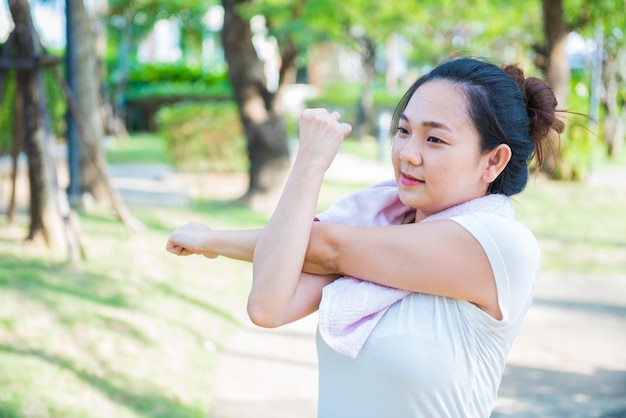 sportvrouwen sporten en rennen in de tuin voor gezond