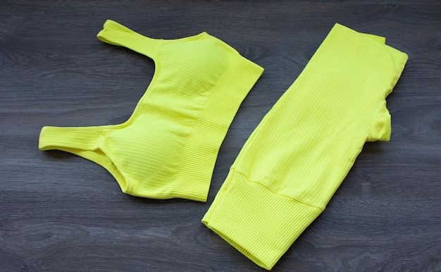 Sportvrouwenkleren op houten achtergrond