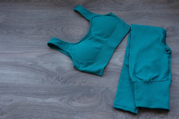 Sportvrouwenkleren op houten achtergrond