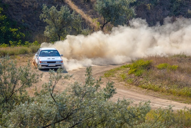 Sportwagen op de bocht van de rallybaan en veel stof 08