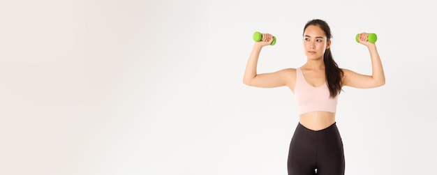 Sportwelzijn en actief levensstijlconcept gemotiveerd en gericht schattig Aziatisch meisje trainen in actief