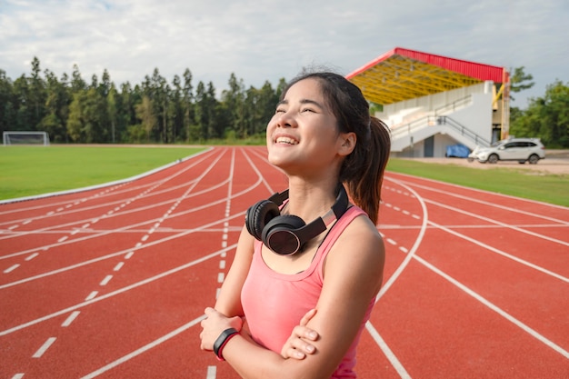 Corridore di donna asiatica sportiva in abiti sportivi alla moda.