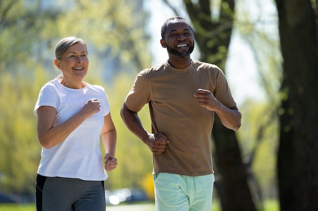 Photo sporty couple happy couple jogging together in the park and looking exciting