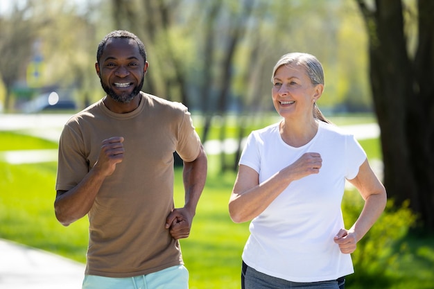 Photo sporty couple happy couple jogging together in the park and looking exciting