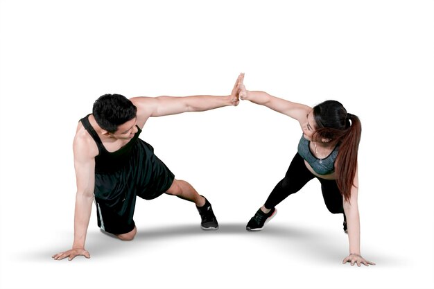 Photo sporty couple makes high five hand gesture