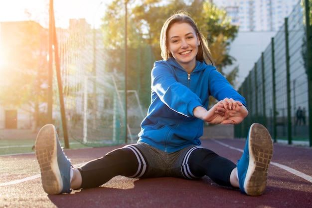 トレッドミル、スポーツウェア、コピースペースで屋外でワークアウトの女性体操選手にウォーミングアップスポーティな女の子