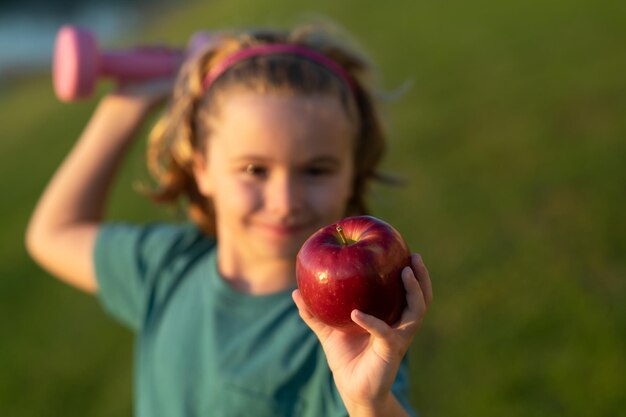 写真 スポーティ, 子供, ∥で∥, りんご, そして, ダンベル, 屋外で, 中に, 夏の公園, 子供, 男の子, 上げること, a, ダンベル, かわいい, 子供, 訓練, ∥で∥, ダンベル