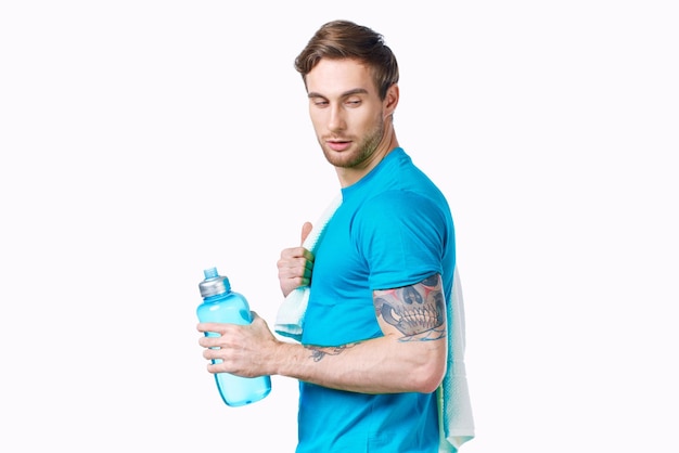 Sporty man met handdoek op schouders workout water fles geknipt uitzicht Hoogwaardige foto