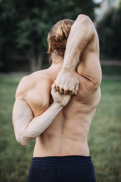 Спортивный человек практикующих йогу на открытом воздухе