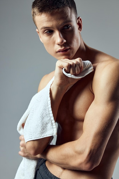 Foto gli asciugamani da uomo sportivo nelle mani hanno pompato l'allenamento fitness per le braccia
