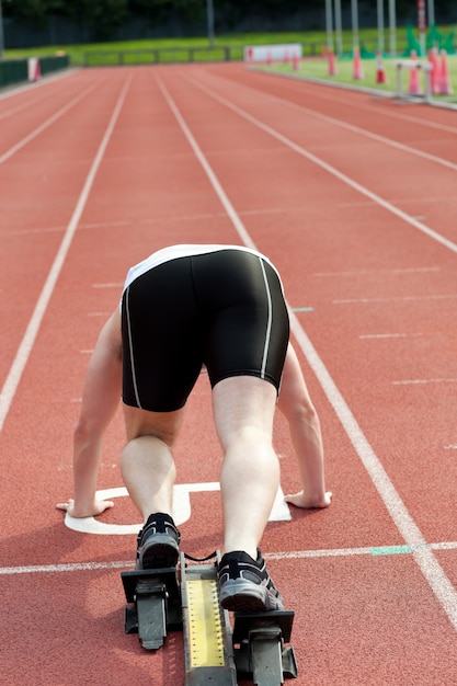 Uomo sportivo che aspetta nel blocco di partenza