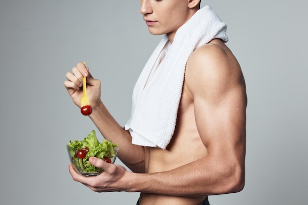肩にタオルを掛けたスポーティな男性ダイエット食品健康食事トレーニング