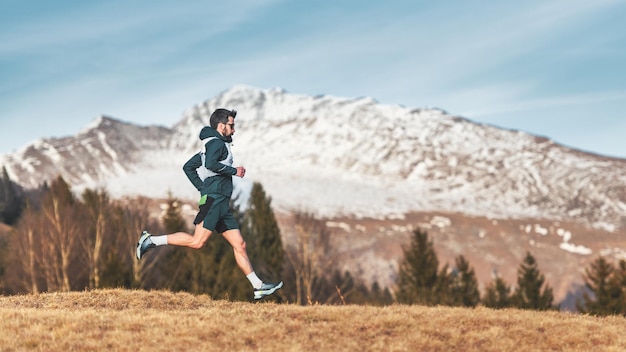 写真 スポーツの山岳人耐久トレイルでトレイルに乗る