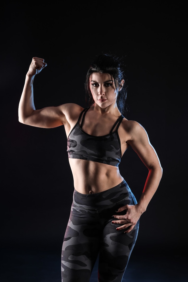 Photo sporty muscular woman on dark