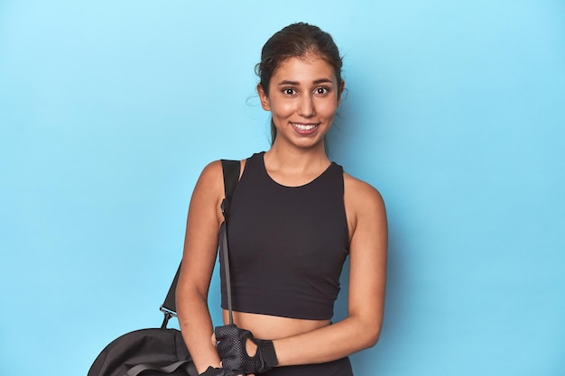 Photo sporty teen with gym bag ready for a workout laughing and having fun