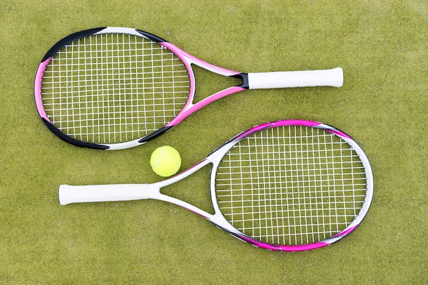 写真 緑の背景にボールとスポーティなテニスラケット